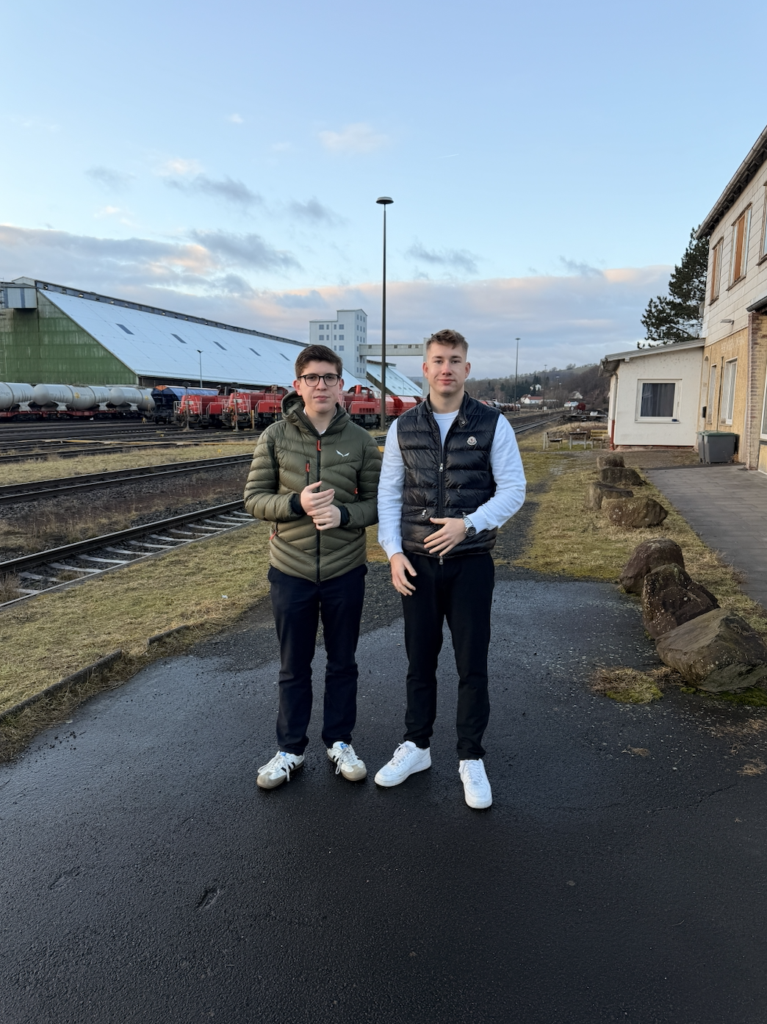 Personen von links: Elias Philipp Herzog und Leon Bender